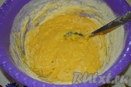 Перемешиваем все ингредиенты до однородности. Добавляем муку по одному стакану и перемешиваем, доводя тесто до плотной консистенции.