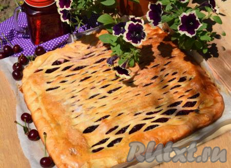 Подготовленный вишневый дрожжевой пирог ставим в разогретую духовку и выпекаем при температуре 180 градусов, примерно, 45 минут. Достаем наш ароматный пирог и накрываем его полотенцем, для того чтобы он стал мягким.