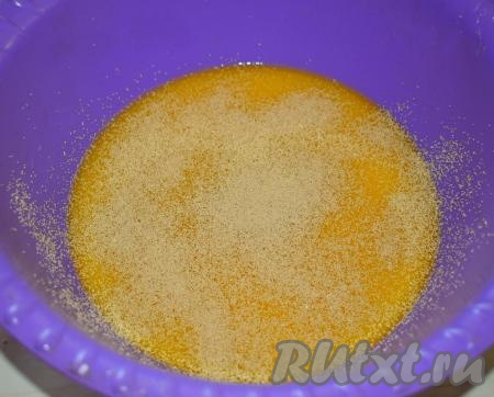 Добавляем сухие дрожжи и растительное масло.