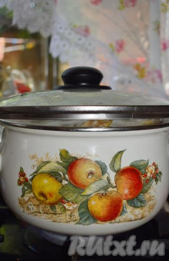 Солим куриный бульон, накрываем кастрюлю крышкой, уменьшаем огонь и варим, примерно, 1,5-2 часа с момента закипания, если необходимо, то доливаем воду в процессе варки. Следим, чтобы бульон варился на минимальном огне и не выкипал. По истечении времени вкусный, насыщенный, полезный куриный бульон будет готов.