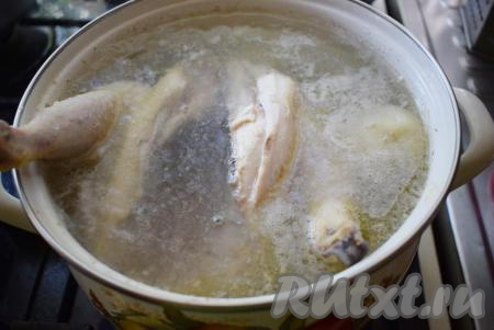 В момент закипания на поверхности бульона&nbsp;образуется пенка,&nbsp;которую мы снимаем при помощи ситечка.