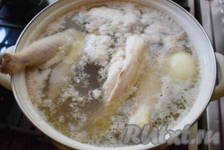 Ставим кастрюлю с домашней курицей&nbsp;на средний огонь и&nbsp;доводим до кипения.