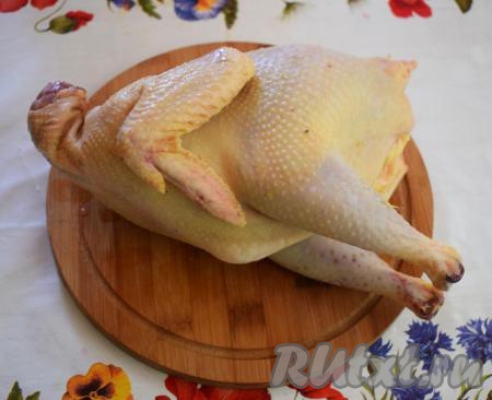 Для приготовления вкусного, наваристого куриного бульона возьмем домашнюю курицу. Если необходимо, то осмолим ее над открытой конфоркой, чтобы убрать остатки перьев.