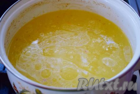 Далее можно разлить бульон по тарелкам, добавить в каждую тарелочку мясо, по 1 куриному отварному яйцу и присыпать зеленью.