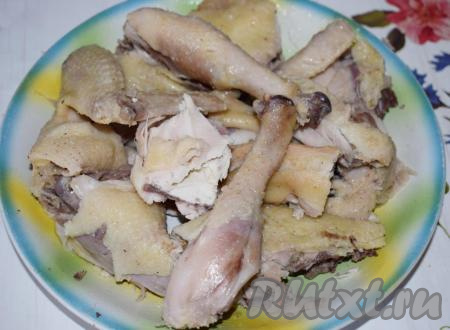 Из готового бульона вынимаем курицу, нарезаем на порционные кусочки, каждый кусочек натираем пропущенным через пресс чесноком (я бульон не солила, а кусочки курицы натерла чесночной солью) и в дальнейшем подаём мясо к бульону.