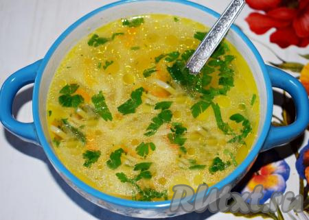 Можно приготовить вариант без картофеля с овощной зажаркой, лапшой и зеленью.