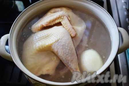 Далее обрезаем кусочки жира, расположенные возле голени (домашняя курица достаточно наваристая и лишний жир нам не нужен). Кладем курочку в кастрюлю объемом 5-6 литров и заливаем холодной водой. Очищенную луковицу кладем в кастрюлю к курице.