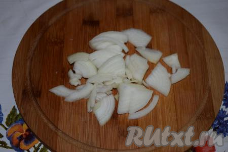 Подготовим овощи: лук очистим и нарежем сначала на четвертинки, а затем на полоски.