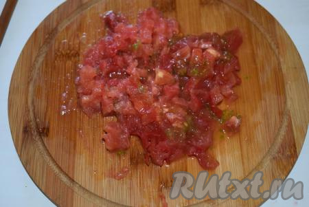 Помидоры нарежем на мелкие кубики. Чеснок очистим от кожуры, зелень измельчим.