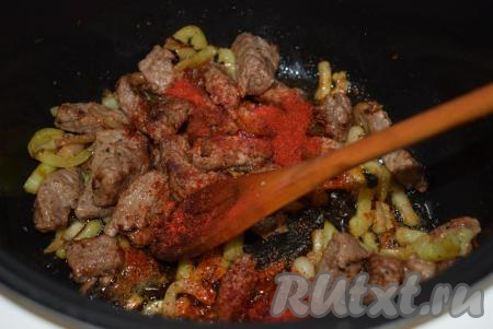 Перемешиваем мясо с луком и жарим до подрумянивания лука, периодически помешивая. Добавляем к мясу с луком болгарский перец и обжариваем до прозрачности перца. Кладем паприку, черный молотый перец и обжариваем все ингредиенты, примерно, 3-4 минуты, иногда перемешивая.