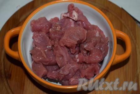 Нарежем говядину на кусочки размером, примерно, 4х2 см.