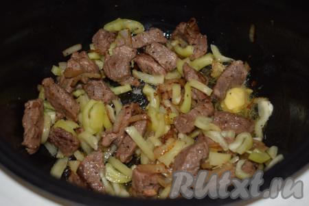 Закрываем крышку и жарим мясо еще 10 минут (до полного выпаривания жидкости из говядины). Затем добавляем к мясу сливочное масло и нашинкованный лук.