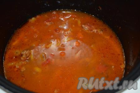 Отключаем режим "Жарка", заливаем мясо с овощами кипяченой водой таким образом, чтобы вода полностью покрывала мясо. Солим по вкусу и включаем режим "Тушение" на 1 час. Закрываем крышку мультиварки и тушим говядину с овощами до окончания времени.