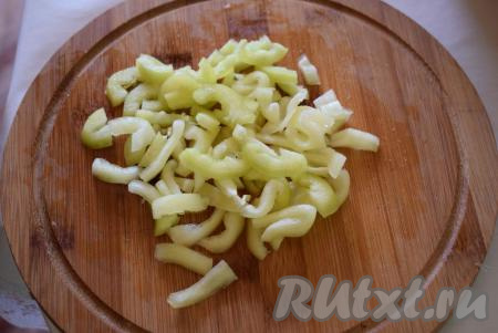 Из болгарского перца удалим семена и нарежем его на полоски.