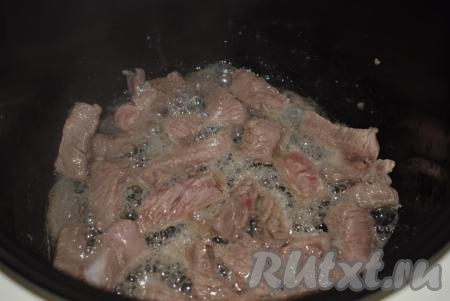 Включаем&nbsp;мультиварку на режим "Жарка" и выбираем вид продукта "Мясо", нажимаем кнопку "Старт". Пока мультиварка разогревается, наливаем растительное масло в чашу и начинаем готовить с того момента, как мультиварка начнет обратный отсчет. В этот момент кладем кусочки говядины в разогретое масло и начинаем обжаривать, периодически помешивая, с открытой крышкой мультиварки. Обжариваем в течение 10&nbsp;минут.&nbsp;Далее&nbsp;солим мясо.