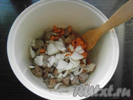 Далее&nbsp;добавить нарезанные произвольными кусочками репчатый лук и морковь, перемешать и готовить до сигнала (еще 10 минут).