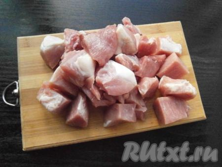 Картофель, лук, чеснок и морковь очистить. Мякоть свинины нарезать средними кусочками.