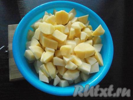 Картошку нарезать также&nbsp;средними кусочками.
