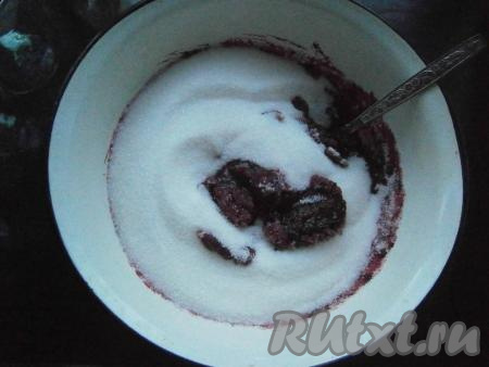 Всыпать сахар (сахара берем в 2 раза больше по весу, чем смородины).