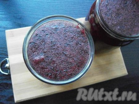 Оставить в таком виде баночки со смородиной на ночь. Сверху должна образоваться сахарная корочка.