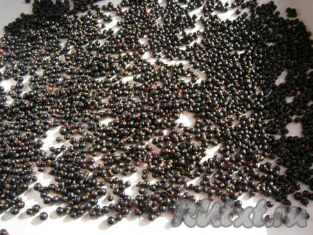 Черную смородину тщательно перебрать, удалить листики, веточки и весь мусор. Хорошо промыть ягоды несколько раз и разложить их на листе белой бумаги. Дать полностью просохнуть.