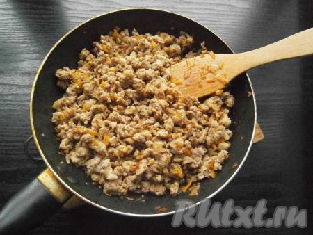Фарш тщательно смешать с овощами, жарить на небольшом огне, часто помешивая, около 10 минут.