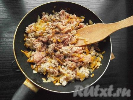 Овощи обжарить, помешивая, до легкой золотистости лука, затем добавить к овощам фарш, влить соевый соус, посолить (не пересолите, так как соевый соус достаточно соленый) и поперчить.