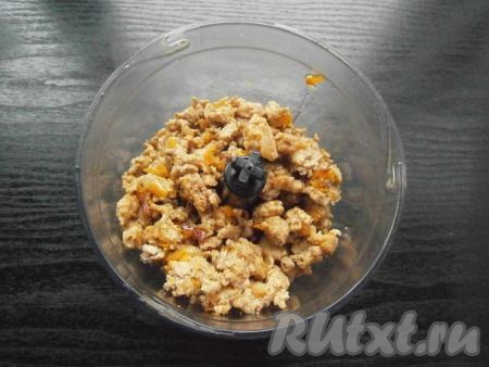 Готовый обжаренный фарш остудить и выложить в чашу блендера.