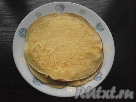 Блины пожарить на среднем или на малом огне на хорошо разогретой сухой сковороде до румяности с двух сторон (перед первым блином сковороду немного смазать маслом).