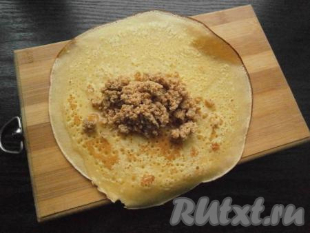 На каждый блин выкладывать по 1-1,5 столовые ложки мясного фарша.