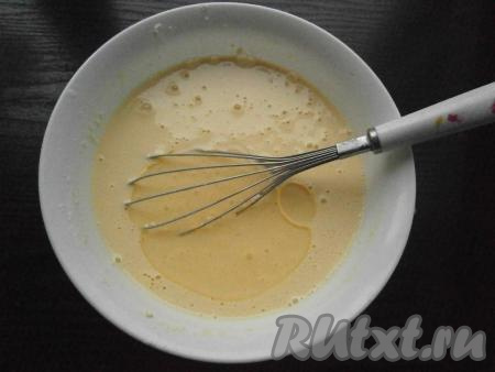 Всыпать в тесто соду, перемешать. Затем&nbsp;влить растительное масло и снова тщательно перемешать тесто венчиком. Тесто должно получиться не густым, но и не слишком жидким. Оставить тесто при комнатной температуре на 20 минут.