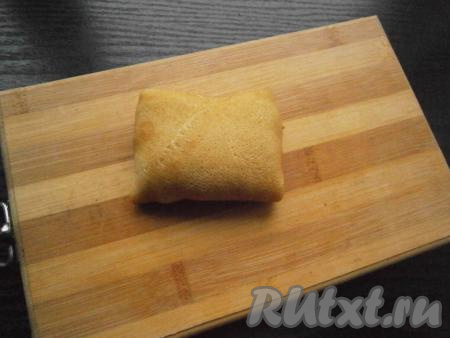 Сворачивать блины удобным для вас способом. Я сворачиваю конвертиками.