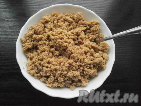 Измельчить фарш на высокой скорости блендера (можно измельчить и в мясорубке) и переложить его в миску.