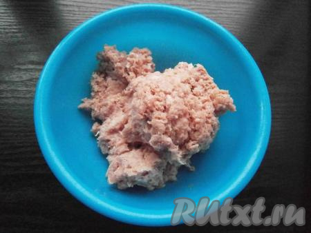 Взять нужное количество фарша. У меня фарш свиной, но для фаршировки блинов можно использовать и свино-говяжий, куриный или любой другой.