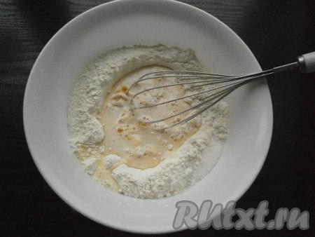 Соединить молоко и воду. В мучную смесь, постоянно перемешивая, постепенно влить смесь молока и воды.