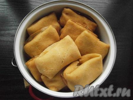 Сложить блины с начинкой из мясного фарша в кастрюлю или заморозить впрок.