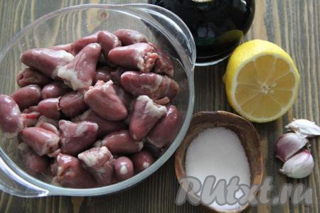 Подготовить продукты для приготовления&nbsp;шашлыка из куриных сердечек на мангале.