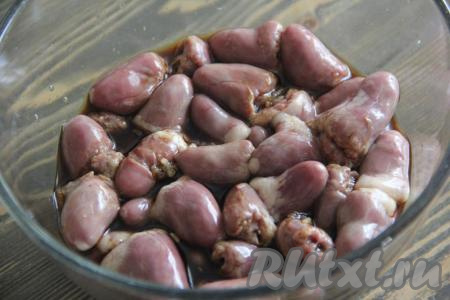 К сердечкам влить соевый соус и лимонный сок, хорошо перемешать. Оставить сердечки в маринаде под гнётом в холодильнике минимум на 2 часа (можно на ночь).