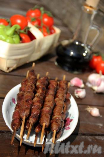 Затем перевернуть сердечки и готовить ещё 8 минут. Время приготовления даю примерное, так как всё зависит от жара углей вашего мангала.&nbsp;Так что лучше ориентируйтесь по виду сердечек или же можно надрезать одно из сердечек и посмотреть&nbsp;готовность мяса (готовое мясо не кровит в разрезе и не имеет красного оттенка). Из куриных сердечек, запеченных на мангале, получаются очень аппетитные, вкусные, пикантные шашлыки, которые можно подать с любым гарниром или свежими овощами.