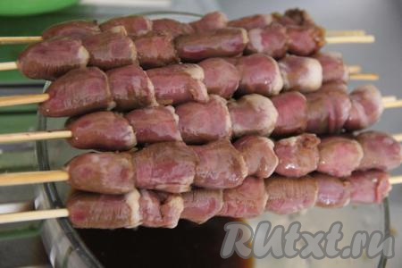 Надеть сердечки на шпажки.