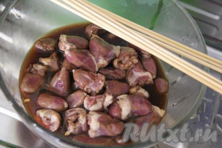 Деревянные шпажки предварительно замочить в воде на 30 минут, чтобы они не сгорели от жара мангала.