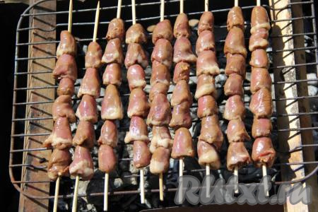 Выложить шпажки на мангал с горячими углями. Жарить сердечки 8 минут с одной стороны.&nbsp;Если шпажки короткие, то можно использовать решётку.