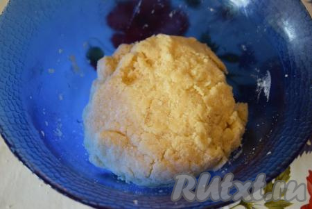 &nbsp;Замешиваем не плотное, немного рассыпчатое тесто.