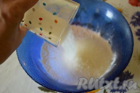 К муке добавляем сахар.