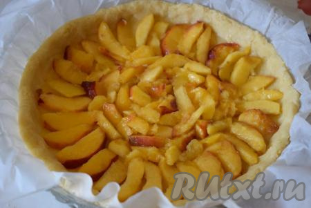 Выкладываем самые красивые и аккуратные дольки нектаринов по кругу, а менее ровные кладем в серединку&nbsp;в форме розочки.