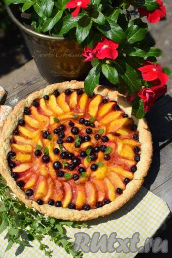 Сахар для начинки смешиваем с крахмалом и посыпаем фрукты и ягоды этой смесью. Ставим наш пирог в духовку (если вы печете в стеклянной форме, то ставьте пирог в холодную духовку, если в металлической - то в разогретую). Выпекать пирог с нектаринами надо при температуре 180 градусов, примерно, 45 минут с момента разогрева духовки. Достаем очень красивый, ароматный и вкусный пирог из духовки и охлаждаем его.