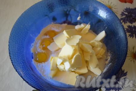 Нарезаем охлажденное сливочное масло на кусочки и добавляем в миску.