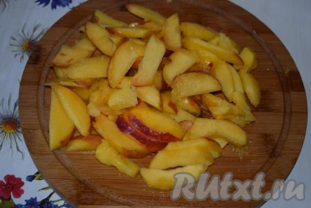 Дадим песочному тесту отдохнуть в холодильнике 20 минут. За это время приготовим начинку из нектаринов. Для этого моем фрукты и ягоды, обсушиваем их. Если ягоды замороженные, как у меня,&nbsp;то их мыть не надо, класть их будем в пирог не размораживая. Нектарины разрезаем пополам, удаляем&nbsp;косточки,&nbsp; нарезаем&nbsp;половинки нектаринов на пластины (если нектарины&nbsp;немного битые или помятые, то ничего страшного, просто срежьте поврежденные&nbsp;места).