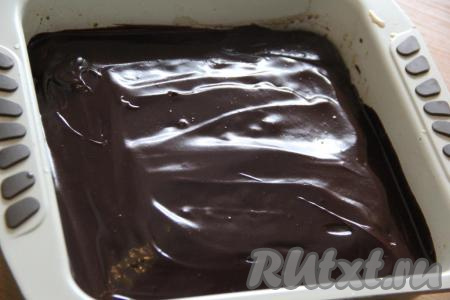 Достать бисквит из холодильника, смазать его глазурью и снова отправить в холодильник на 10-15 минут (за это время глазурь схватится).