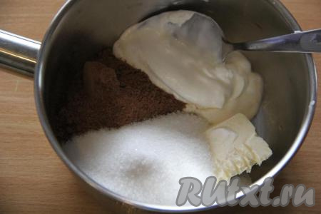 Для приготовления глазури соединить сметану, сливочное масло, какао и сахар в сотейнике и поставить на средний огонь.